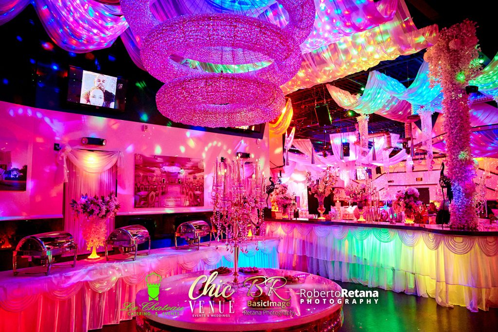 Dining area and full-sized kitchen at Chic Venue